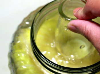 step12: 在第二天第三天時, 由於益生菌會排出二氧化碳, 會有很多泡沫出現, 白菜會浮在水面。小妙招是用玻璃瓶/塑膠瓶封好, 把白菜壓在水下, 再蓋上蓋子。避免使用有金屬的瓶子。期間要注意容器中的水位，如果水位過時, 要舀出一些以防止外溢。