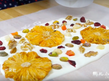 step5: 準備一些你喜歡的水果乾、堅果， 趁巧克力還是液體的狀態，把它當成白膠隨意黏上去。