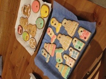 step10: 涂滿<span class="group_2">糖霜</span>的<span class="group_1">餅乾</span>要風乾的時間很長要8小時以上喔