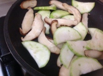 step1: 炒熟香菇、絲瓜