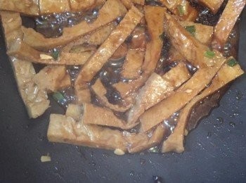 step4: 再加入素黑啤燘煮至收汁。