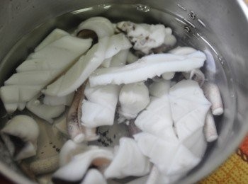 step2: 軟絲去內贓清洗乾淨號切花切薄片狀放入滾水川燙30秒起鍋，再放入冰水冰鎮