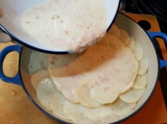 step8: 最後再將薯片圍圈排放好，倒下餘下的吞拿魚奶汁。