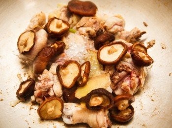 step4: 再來倒入香菇與冰糖炒出香氣且冰糖融化呈現焦糖色。