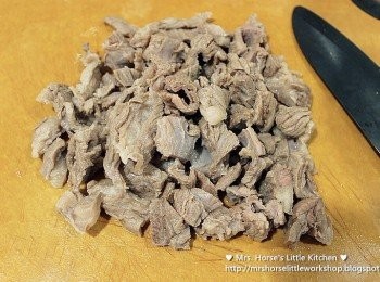 step3: 牛筋腩出水後以清水沖洗乾淨後切成小件