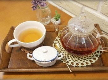 step3: 將熱水倒入茶壺中放入茶包悶一下!!! 等待茶香散發出來~~~