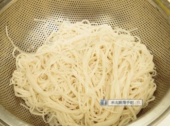 step1: 把麵條下滾水煮至自己喜歡的軟度，用冰水過冷河，瀝乾水分。