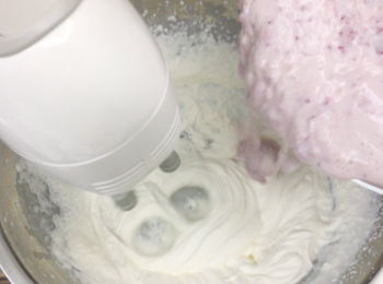 step5: 企身後，續少加入士多啤梨醬入淡忌廉中。