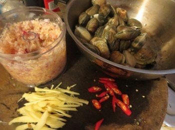 step1: 蚬放人盐水泡30分钟吐沙，沥干洗干净。