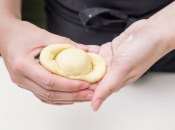 step5: 放置在40度下30分鐘作第二次發酵，在元寶表面刷上蛋液，以180度焗15分鐘