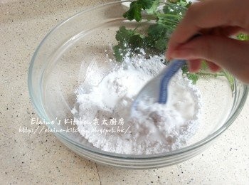 step7: 粘米粉放入大碗內與白蘿蔔水拌勻 , 原鑊加入白蘿蔔再炒香