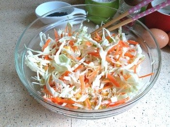 step4: 大碗內逐一放入甘旬絲 , 西芹粒 , 粟米粒 , 金菇及椰菜絲拌勻