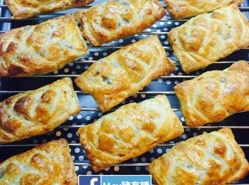 step5: 出爐後放架上待涼即成脆卜卜雞肉酥。