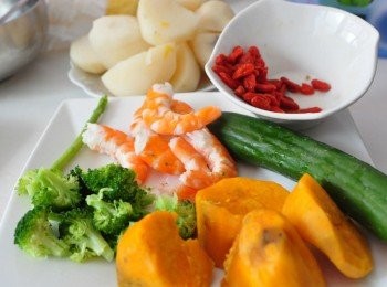 step2: 準備:蒸熟的馬鈴薯與地瓜、將蘆筍一支、川燙熟的地瓜與花椰菜、枸杞泡水軟化、小黃瓜洗淨