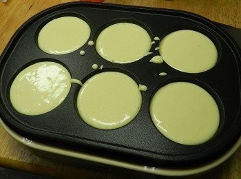 step2: 等紅豆餅機遇熱好，每個洞洞倒入1大匙的麵糊