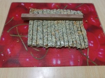 step11: 切好後，可用糯米紙包好，再包糖紙。如果覺得牛軋糖造出來夠硬，可不用包糯米紙。