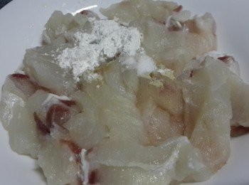 step4: 將腌魚調味料全部倒龍躉中，混合均勻，腌10分鐘