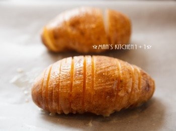 step3: 再來將奶油均勻的塗在馬鈴薯上，並灑上少許的鹽和胡椒調味後，送入烤箱用200度烤30~35分鐘即可。