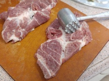 step1: 解凍抹乾， 每片略為錘鬆, 在邊位帶筋的位置輕輕剪開才醃， 否則豬扒煎時會卷起。