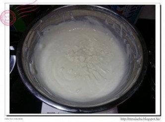 step5: [A]材料以攪拌器打勻。加入忌廉芝士中, 以打蛋器拌勻。