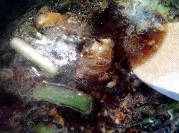 step2: 燒熱2大匙油，爆香蔥頭仔，蒜頭和青蔥，再加入其他的材料煮滾，轉小火繼續煮10分鐘便可將渣過濾使用。