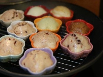 step2: 取五個小杯，每杯放入不同的額外材料。