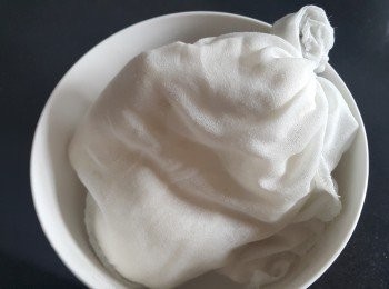 step7: 將南北杏，火加少少水用攪拌器打汁，用魚袋隔渣，及搾出汁液