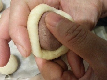 step12: 水油皮用木棍碌成圓後再包入紫薯粉油皮搓圓,放入雪櫃待粉糰休息15分鐘