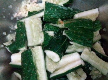 step2: 把青瓜切小段拍扁。