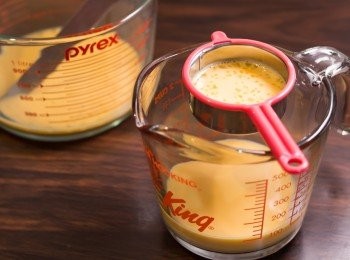 step9: 雞蛋量好蛋液，倒入上一步做的花奶糖水，用小刀攪勻，再幼網篩過瀘一次，過不到篩的蛋白棄掉。過篩後如<span class="group_2">蛋漿</span>表面有氣泡就用小匙撇走，備用