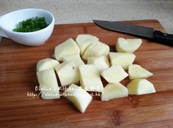 step7: 蓋上蓋轉慢火炆1小時 , 炆牛展牛筋期間將薯仔去皮切件