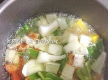 step4: 南瓜切薄片，青，紅椒，洋葱切丁，放入油鍋炸熟瀝乾，肉球也炸熟瀝乾