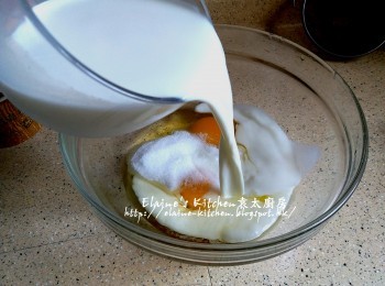 step3: 雞蛋打入大碗內 , 加入餘下份量砂糖 , 牛奶及雲呢拿油拌勻成混合物