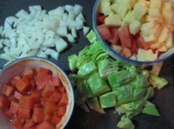 step1: 土豆、洋蔥、胡蘿蔔、西紅柿、牛心菜（或者捲心菜）、西芹（忘記拍進去）全部切丁，胡蘿蔔丁加水微波爐高火4-5分鐘弄軟，可以減少等下熬煮的時間