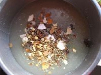 step5: 將料包中的調味粒，一起倒入高湯鍋中大火煮。