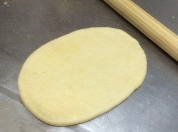 step10: 收口朝下，用擀麵棍將包好的麵團上下擀成橢圓形