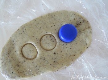 step5: 用塑料瓶盖或圆形模具把形状割出