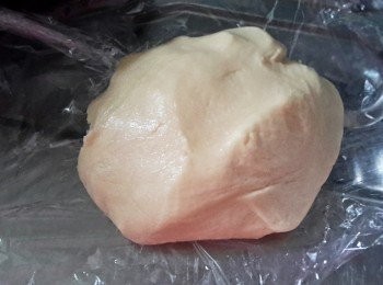 step4: 再逐少加入煉奶，攪拌均勻成麵糰（可能不再要全部的煉奶，成麵糰，表面幼滑便可）用保鮮紙包好，放入冰箱30分鐘