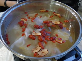 step3: 全部材料洗淨放入鍋裡，下鹽和雞精，煮開即可下火鍋材料啦！