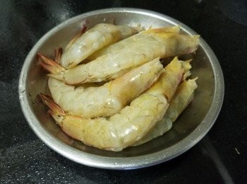 step1: 海蝦，用少少鹽黃酒醃15分鐘