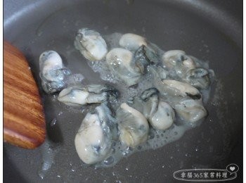 step5: 鍋中熱油後下蚵仔，炒至八分熟。