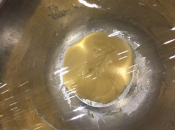 step2: 混合後攪成麵糰，用保鮮紙包好靜待30分鐘。