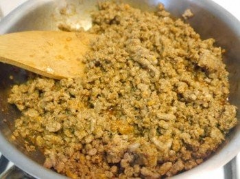 step2: *牛肉內餡:熱鍋炒香牛絞肉七八分熟，放入taco粉後拌勻撈起。