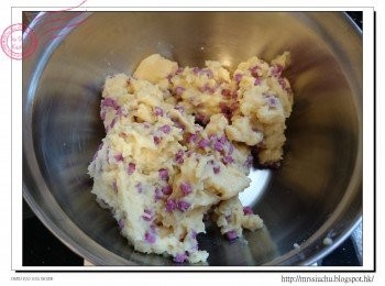 step2: 藍莓吉士忌廉食譜：
1. 把糖及蛋黃用打蛋器拌勻至泛白。V
2. 把牛奶煮至有小氣泡, 加1湯匙熱奶至(1)拌勻。
3. 粟粉過篩, 加入(2)。
4. 把剩餘一半熱奶慢慢加入(3), 期間需不停攪拌(3)。
5. 把(4) 倒回鍋中拌勻, 以小火加熱, 期間需不停攪拌。直至質地變濃稠。
6. 熄火, 把牛油及雲尼拿香油加入(5)拌勻, 然後把鍋子座冰水降溫。
7. 加入粒粒藍莓果醬拌勻。用保鮮紙覆蓋忌廉表面防止變乾。