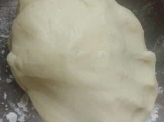 step2: 篩入粟粉及低筋麵粉，拌勻至形成麵糰。用保鮮紙包好，放入雪櫃半小時