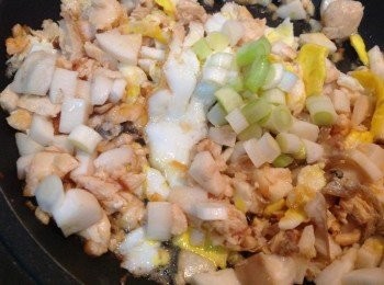 step1: 鮭魚煎熟打鬆、蛋、杏鲍菇炒熟，下蔥白，塩、胡椒粉調味