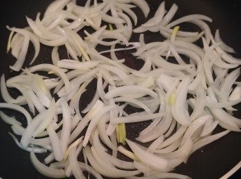 step2: 燒熱油爆香洋蔥絲至軟身。