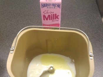 step1: 將材料準備好放入麵包機, 使用麵包機攪麵團功能搓15分鐘。