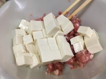 step3: 切粒加入已醃好肉碎中