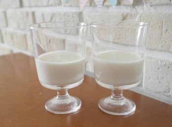 step4: 接著用濾網過濾平均倒入兩個容器中!!! 冰箱冷藏至凝固~~~